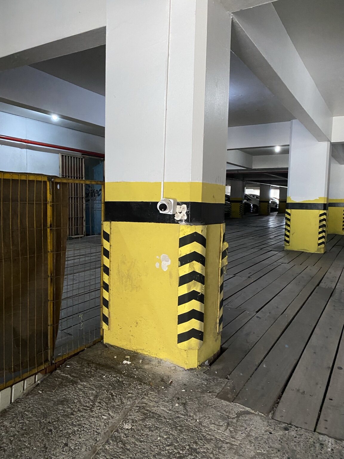Câmera instalada para monitoramento de garagem
