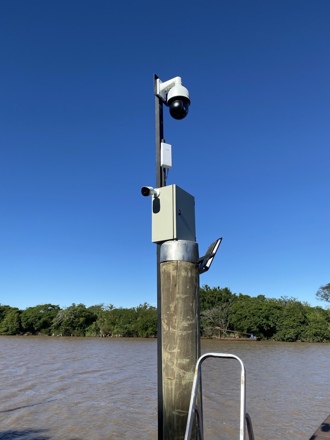 Sistema de câmeras instalado em área externa