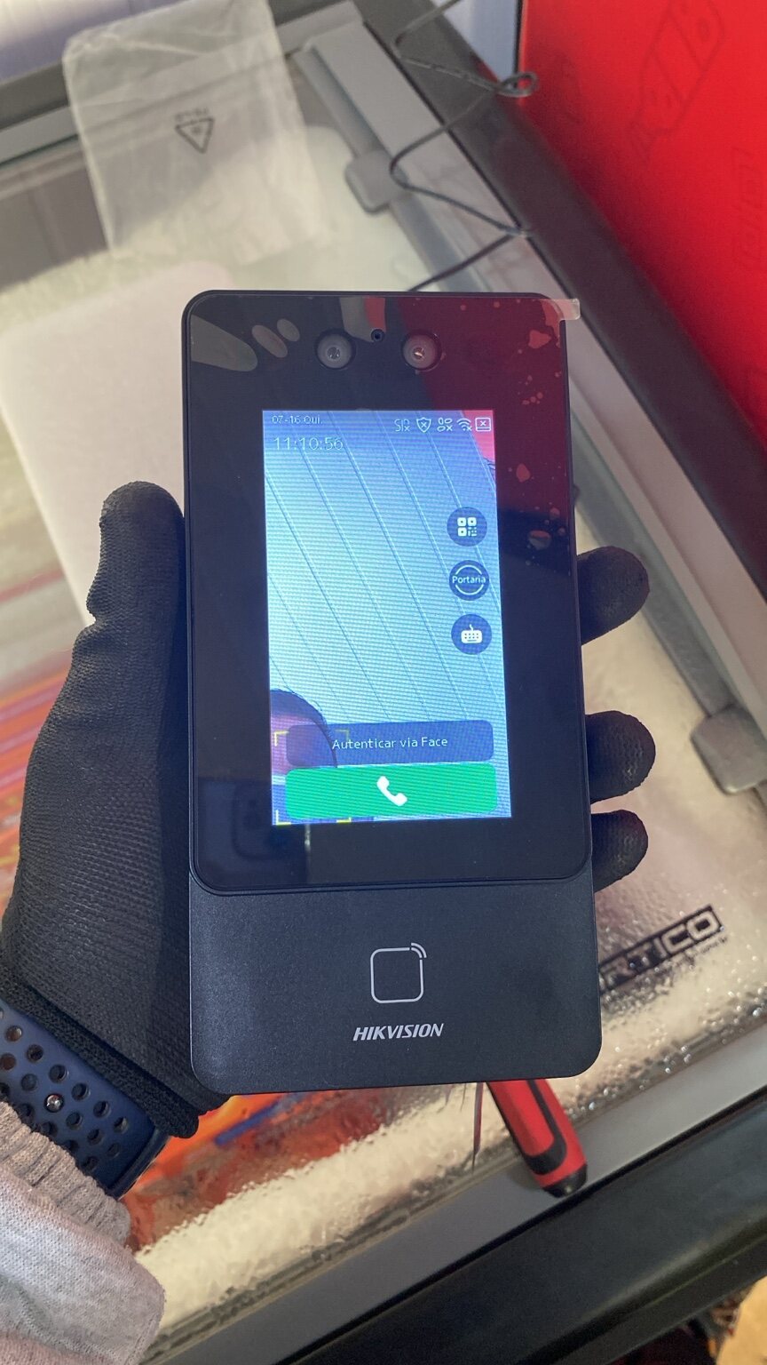 Leitor facial Hikvision em preparação para instalação