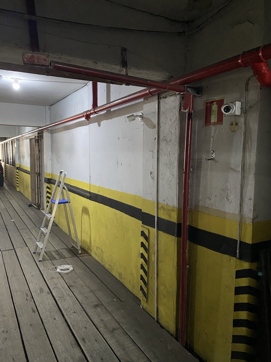 Serviço de manutenção de câmeras em garagem